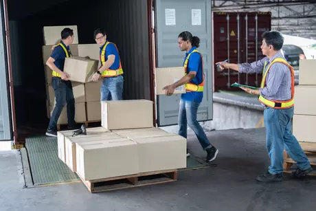 4 travailleurs dans un entrepot
