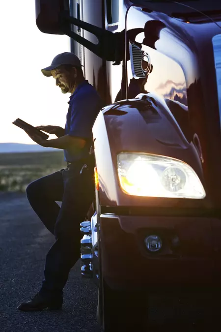 homme qui verifie son camion